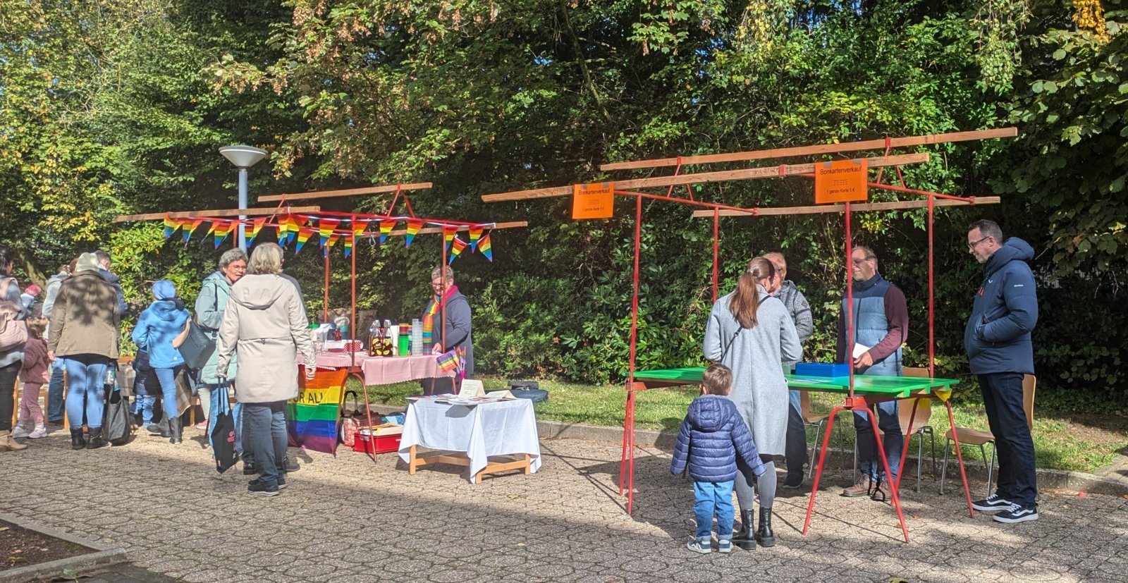 Stände Regenbogenkirche und Markenverkauf