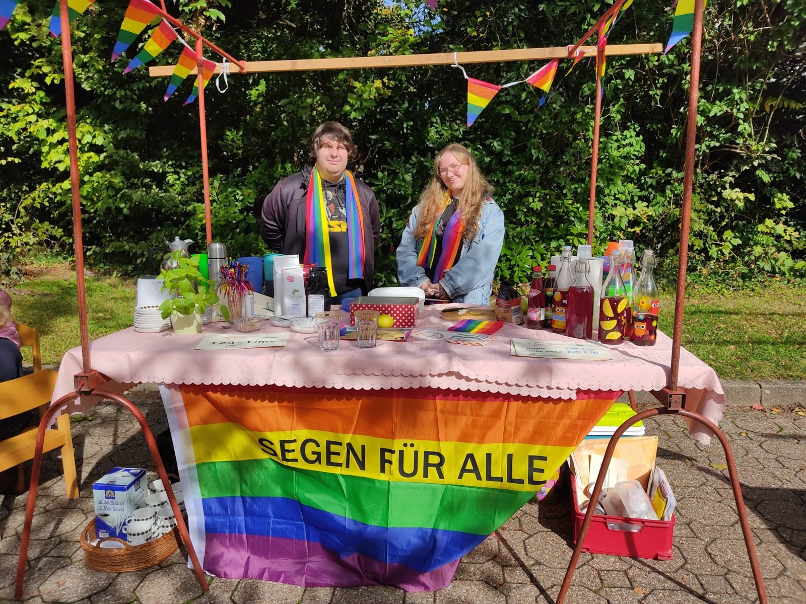 Teestand mit Migliedern der AG Regenbogenkirche